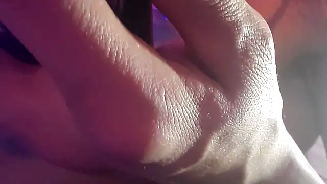 gurlnips online show from December 13, 8:04 pm