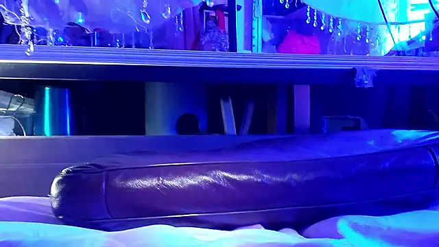 gurlnips online show from October 26, 10:04 am