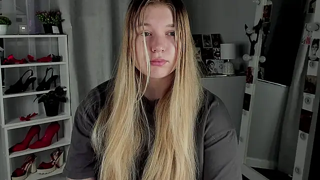 Rebecca Kelly online show from November 4, 2:15 am