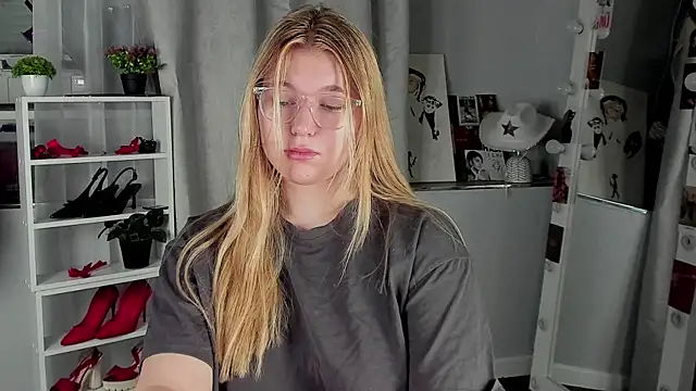 Rebecca Kelly online show from November 15, 2:15 am