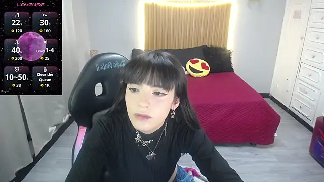 Snapshot of sailor_moon07 chatting on July 9, 4:13 am sailor moon07 online show from July 9, 4:13 am