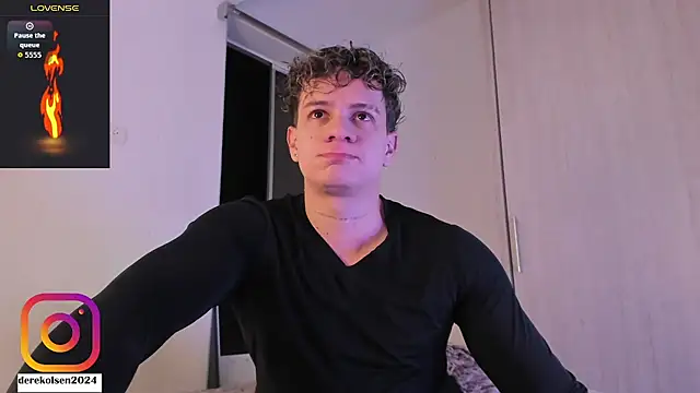 Snapshot of DerekOlsen chatting on October 29, 2:21 am DerekOlsen online show from October 29, 2:21 am