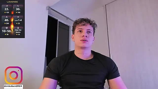 Snapshot of DerekOlsen chatting on October 28, 1:06 am DerekOlsen online show from October 28, 1:06 am