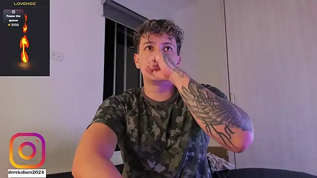 Snapshot of DerekOlsen chatting on November 14, 2:04 am DerekOlsen online show from November 14, 2:04 am