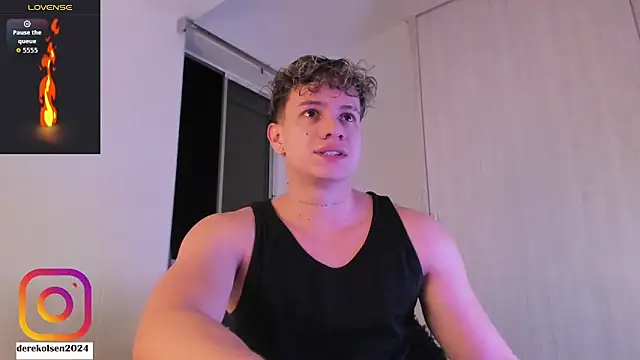 Snapshot of DerekOlsen chatting on October 24, 2:43 am DerekOlsen online show from October 24, 2:43 am