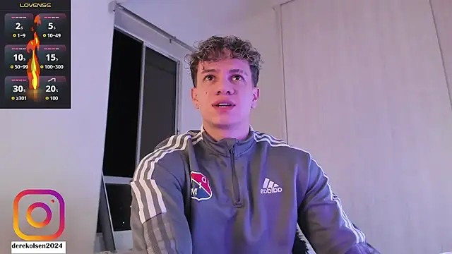 Snapshot of DerekOlsen chatting on October 23, 2:43 am DerekOlsen online show from October 23, 2:43 am