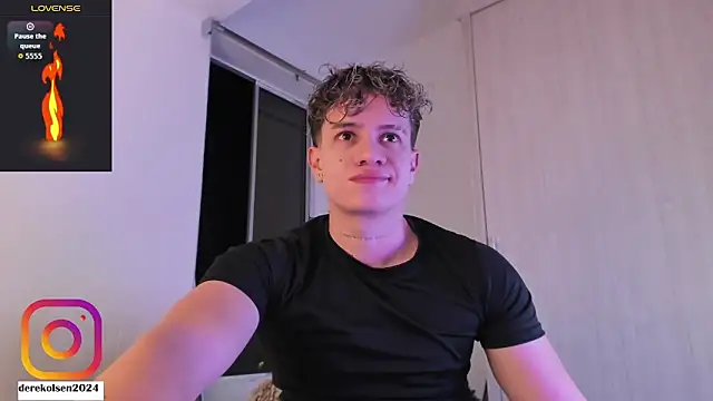 Snapshot of DerekOlsen chatting on October 22, 2:44 am DerekOlsen online show from October 22, 2:44 am