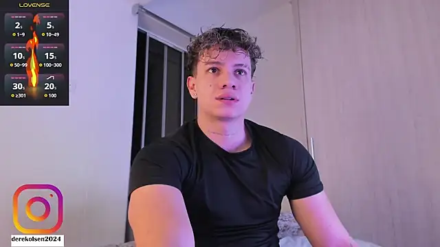 Snapshot of DerekOlsen chatting on October 27, 2:01 am DerekOlsen online show from October 27, 2:01 am