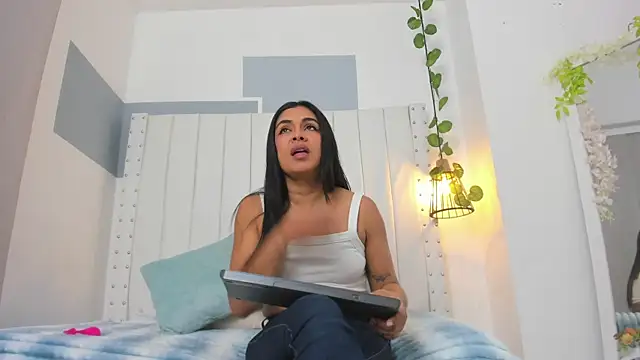 Snapshot of hannah_gray chatting on October 20, 11:11 am hannah gray online show from October 20, 11:11 am