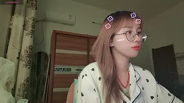 Snapshot of Lili_666 chatting on June 29, 4:17 pm Lili 666 online show from June 29, 4:17 pm
