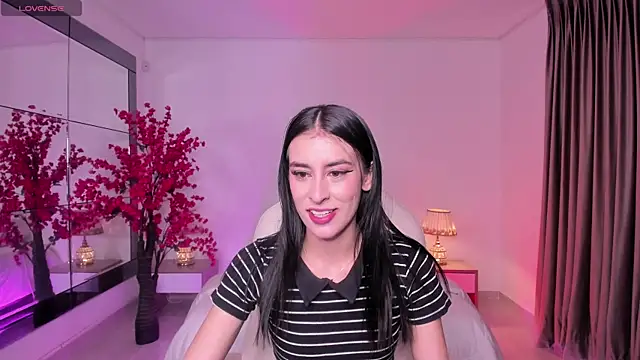Snapshot of karlaa_james chatting on May 10, 11:58 am karlaa james online show from May 10, 11:58 am