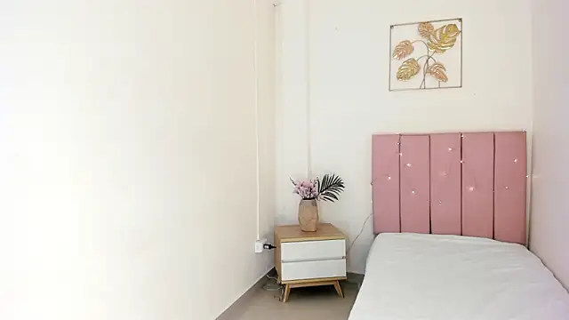 Charlothe capell online show from December 22, 4:23 am