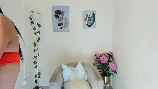 Charlothe capell online show from December 19, 8:00 pm