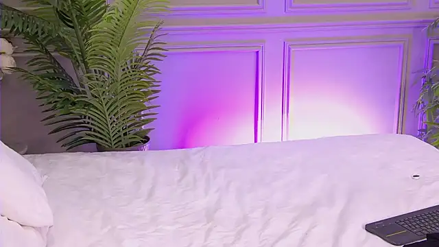 TrishaWinslet online show from November 18, 5:11 am