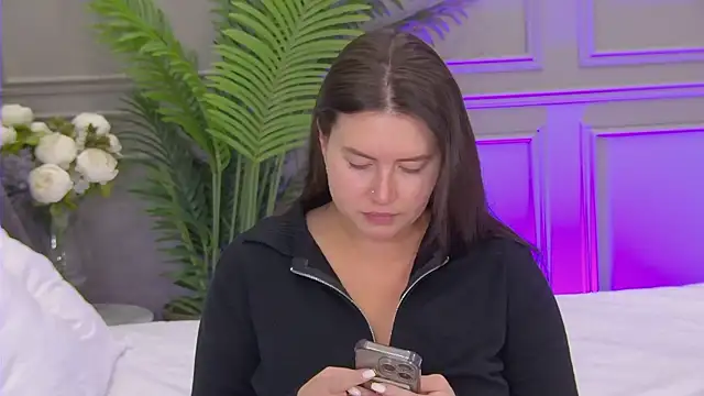 TrishaWinslet online show from October 5, 5:20 am