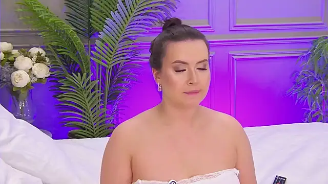 TrishaWinslet online show from October 22, 6:13 am