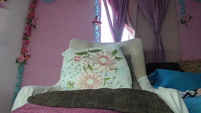 KeillyDiaz online show from May 5, 1:03 pm