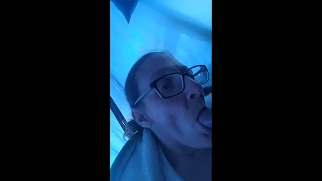 ILUV2TUCHMYKITTY online show from December 20, 5:49 pm