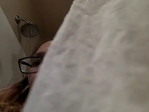 ILUV2TUCHMYKITTY online show from October 21, 7:35 pm