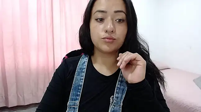 Snapshot of jjulietha95 chatting on February 13, 10:33 pm jjulietha95 online show from February 13, 10:33 pm