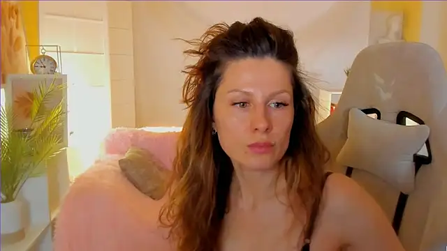 April o Nill online show from February 9, 12:30 pm