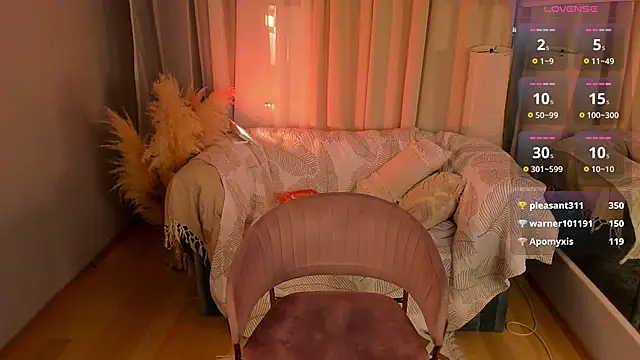 Snapshot of _Rose_Charming_ chatting on February 19, 9:28 am Rose Charming online show from February 19, 9:28 am