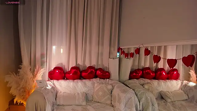 Snapshot of _Rose_Charming_ chatting on February 16, 5:37 am Rose Charming online show from February 16, 5:37 am