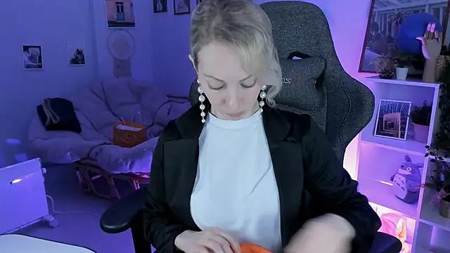 LylithSkye online show from February 6, 10:36 am