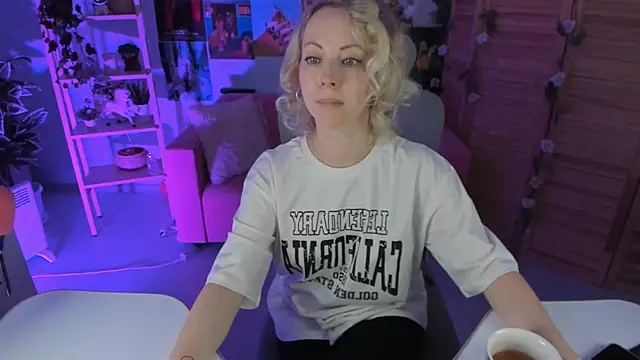 LylithSkye online show from February 22, 10:40 am