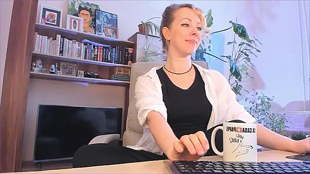 LylithSkye online show from March 13, 1:05 pm