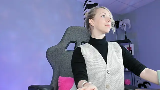 LylithSkye online show from January 17, 11:25 am