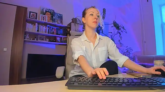 LylithSkye online show from April 13, 2:21 pm