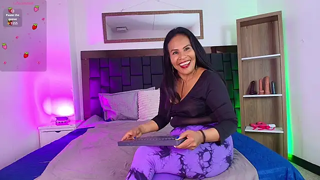 Anthonelaa   online show from June 25, 7:30 pm
