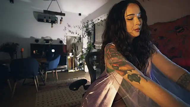 Snapshot of Leona_Mell chatting on November 1, 10:36 pm Leona Mell online show from November 1, 10:36 pm