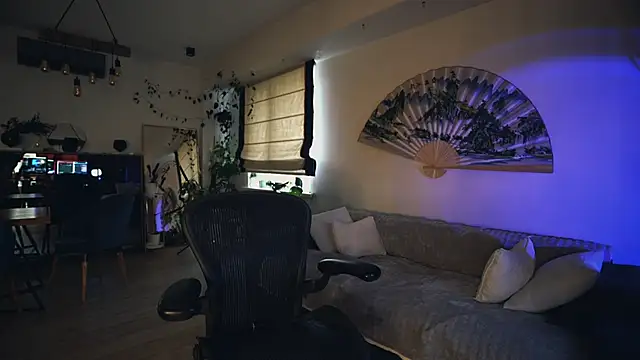 Snapshot of Leona_Mell chatting on February 20, 2:30 am Leona Mell online show from February 20, 2:30 am