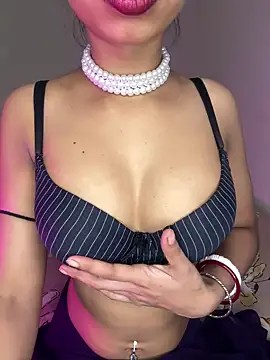 Snapshot of Hot-sexy222 chatting on February 4, 3:00 am Hot-sexy222 online show from February 4, 3:00 am