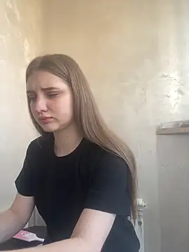 MollyDolle online show from April 18, 11:01 am