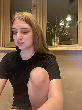 MollyDolle online show from April 5, 4:13 pm