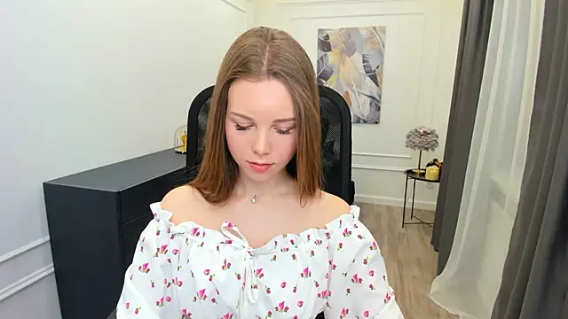 MileyWings online show from March 8, 11:35 am