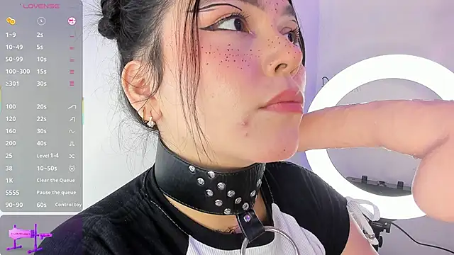 Snapshot of Honey_Jenny_1 chatting on March 11, 12:11 am Honey Jenny 1 online show from March 11, 12:11 am