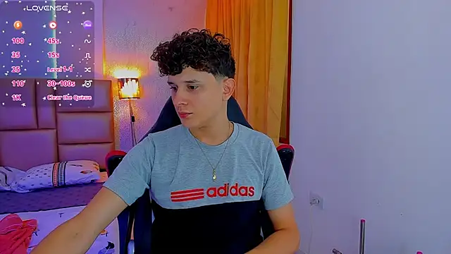 Snapshot of Nathan_Bluee chatting on February 19, 1:50 pm Nathan Bluee online show from February 19, 1:50 pm