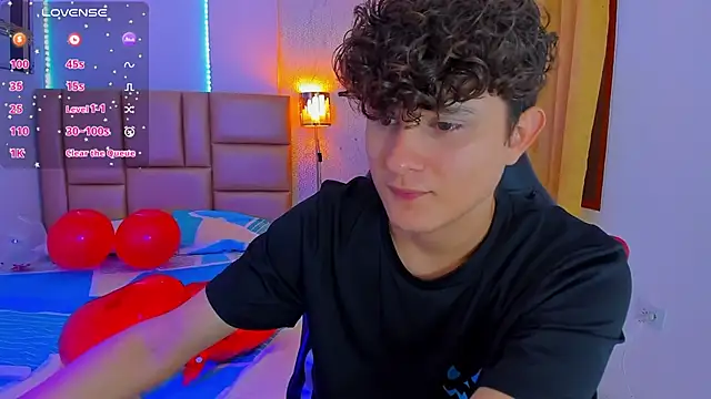 Snapshot of Nathan_Bluee chatting on February 15, 12:54 pm Nathan Bluee online show from February 15, 12:54 pm