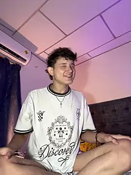 Snapshot of Nathan_Bluee chatting on October 28, 12:00 am Nathan Bluee online show from October 28, 12:00 am