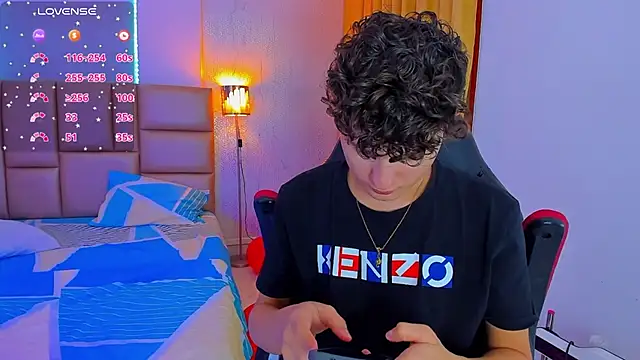 Snapshot of Nathan_Bluee chatting on February 18, 1:33 pm Nathan Bluee online show from February 18, 1:33 pm