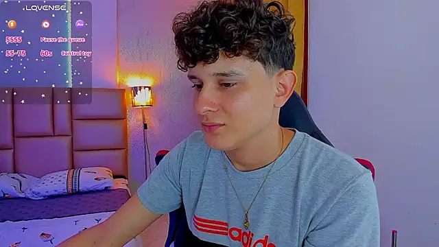 Snapshot of Nathan_Bluee chatting on February 19, 4:55 pm Nathan Bluee online show from February 19, 4:55 pm