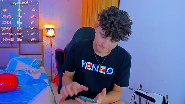 Snapshot of Nathan_Bluee chatting on February 18, 4:36 pm Nathan Bluee online show from February 18, 4:36 pm