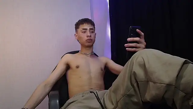 Snapshot of sexybat_twink chatting on March 21, 8:06 am sexybat twink online show from March 21, 8:06 am