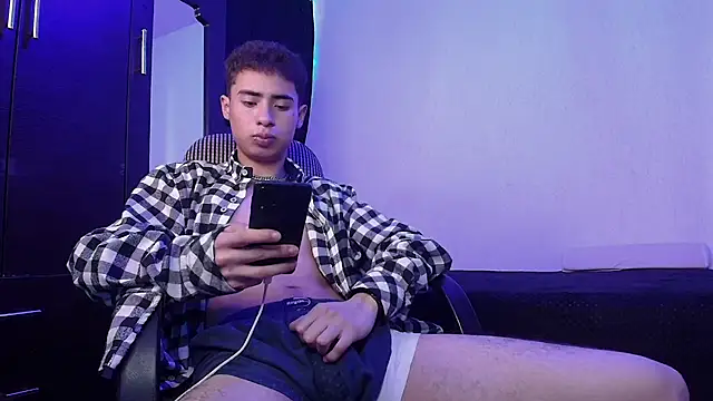 Snapshot of sexybat_twink chatting on February 24, 8:36 pm sexybat twink online show from February 24, 8:36 pm