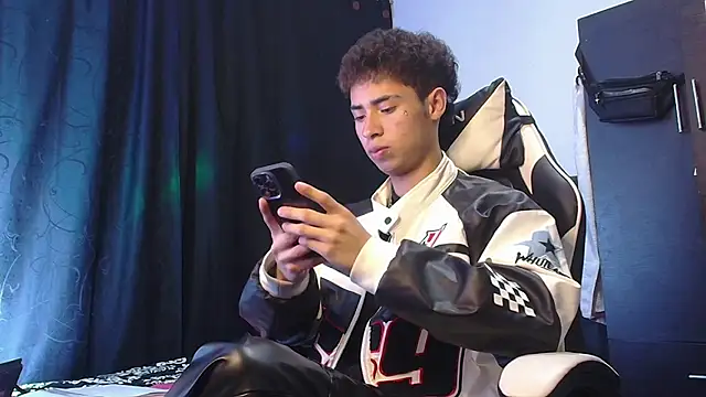 Snapshot of sexybat_twink chatting on December 4, 11:37 pm sexybat twink online show from December 4, 11:37 pm