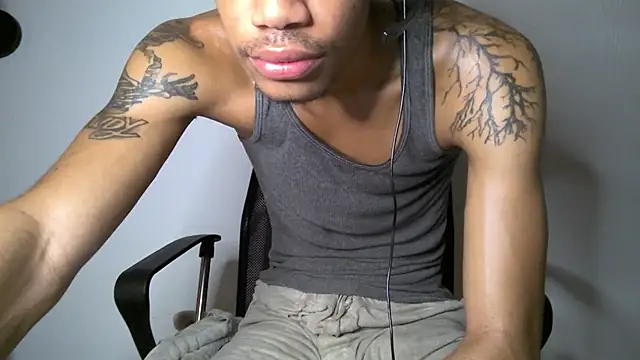 Snapshot of Skinnyblackman chatting on July 11, 4:02 am Skinnyblackman online show from July 11, 4:02 am
